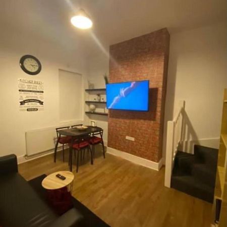 Spacious Four Bedroom Home 3 Bathrooms - Κόβεντρι Εξωτερικό φωτογραφία
