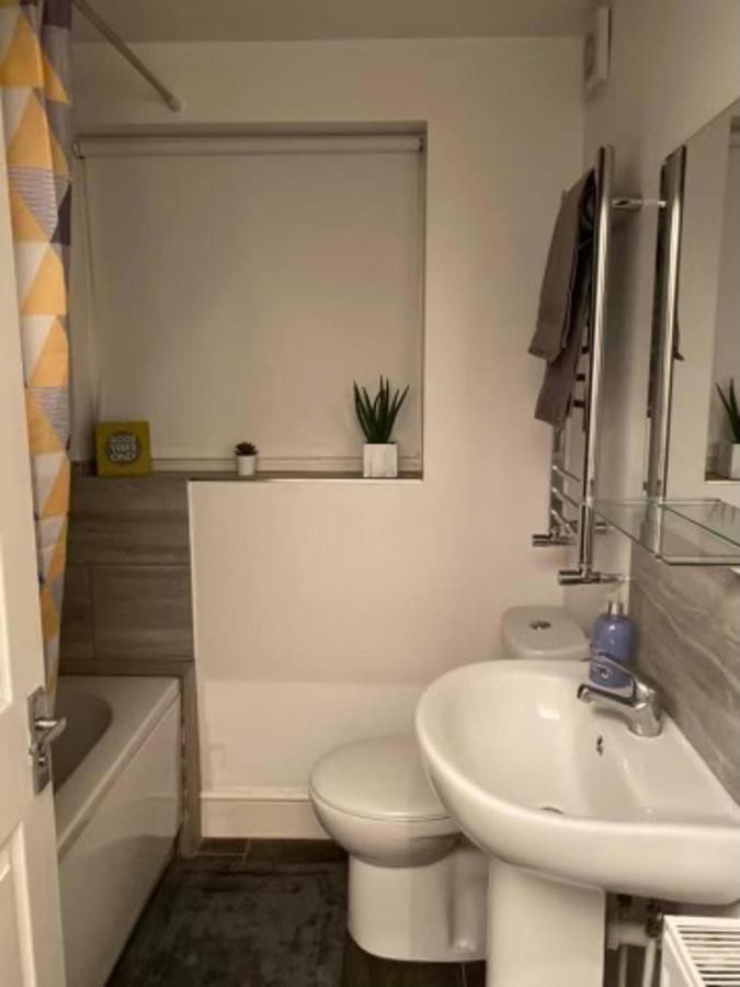Spacious Four Bedroom Home 3 Bathrooms - Κόβεντρι Εξωτερικό φωτογραφία