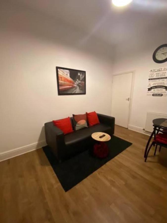 Spacious Four Bedroom Home 3 Bathrooms - Κόβεντρι Εξωτερικό φωτογραφία